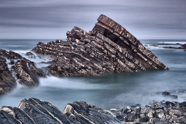Recifes rochosos no mar — Fotografia de Stock