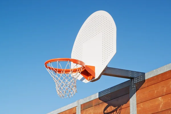 Баскетбольне кільце на відкритому повітрі — стокове фото