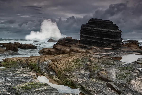 Deniz dalga kıyıya yaklaşıyor. Portekiz. — Stok fotoğraf