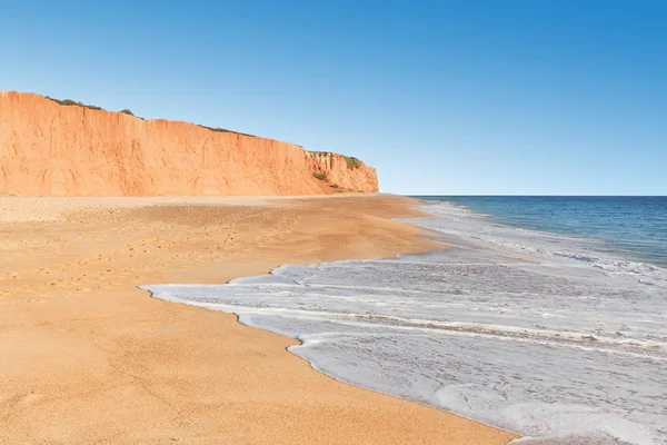 Plage de sable de montagne la mer. sur la côte du portugal. — Photo