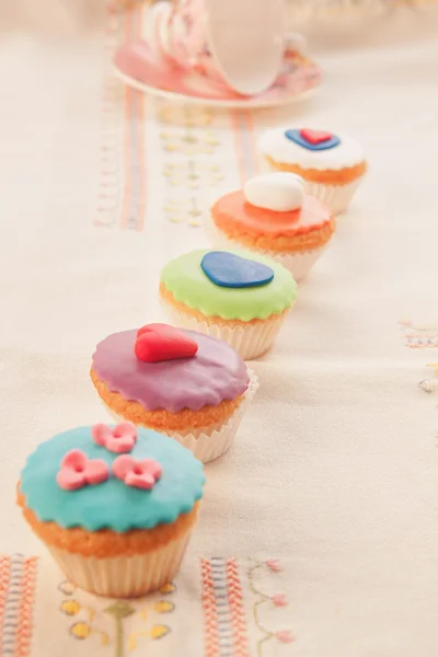 Μια σειρά από πολύχρωμα νόστιμο cupcakes. — Φωτογραφία Αρχείου