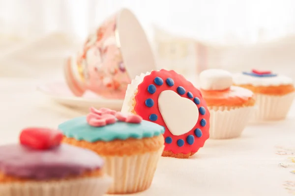 Cupcakes coloridos para a sobremesa. — Fotografia de Stock