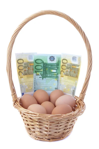 Ovos em uma cesta com dinheiro para a Páscoa. — Fotografia de Stock