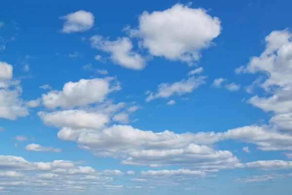 蓝色的天空和蓬松的云彩. — 图库照片