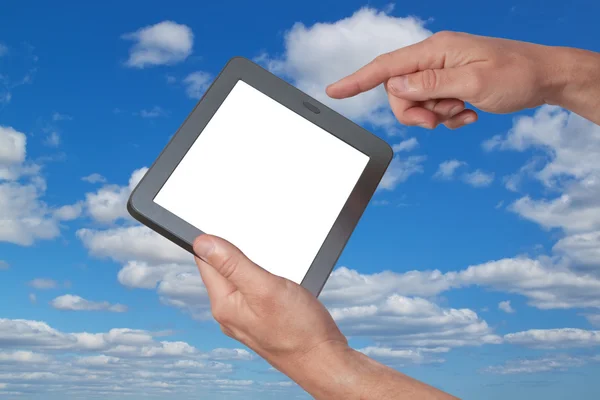 Tablet in der hand gegen den Himmel. — Stockfoto