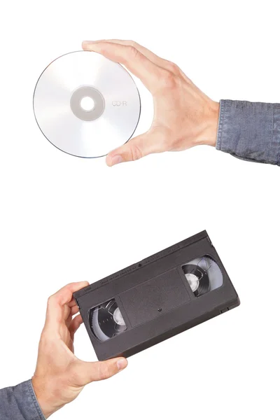 Kasety wideo i cd przejażdżka w dłoni. — Zdjęcie stockowe