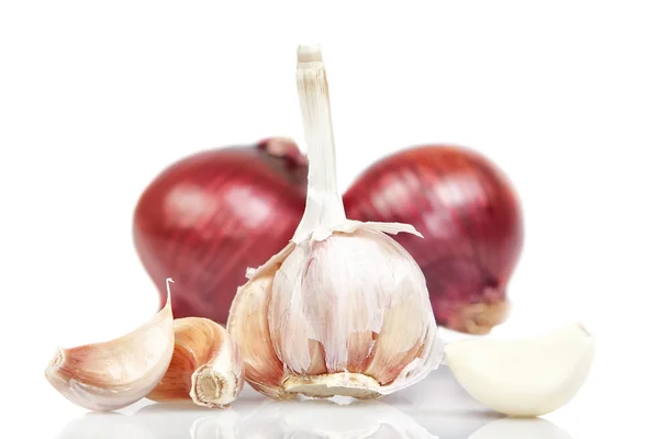 Cipolla rossa e aglio su fondo bianco. — Foto Stock
