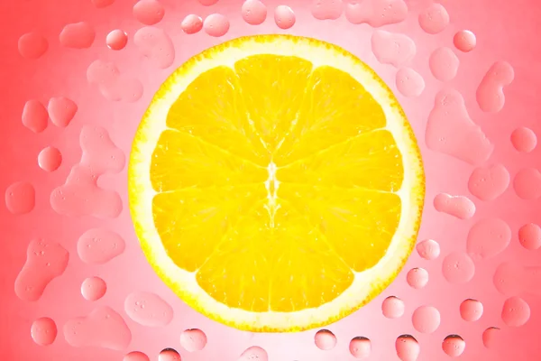 방울에 빨간 바탕에 오렌지의 신선한 슬라이스. — 스톡 사진