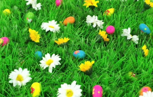 Oeufs de Pâques dans l'herbe — Photo