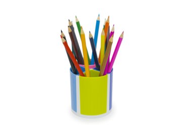 Beyaza izole edilmiş çeşitli renkli kalemler.