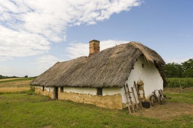 Bisiklet ile eski çiftlik evi