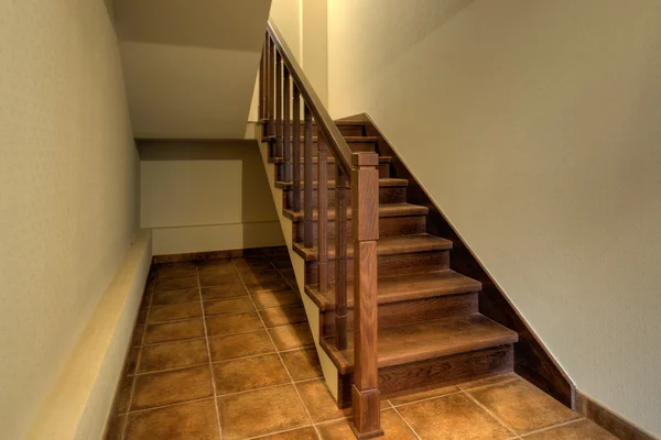Деревянные лестницы в новом доме — стоковое фото
