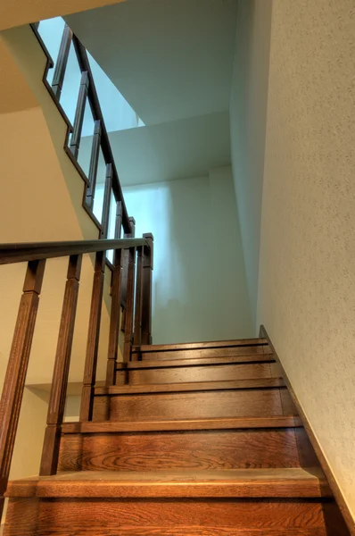 Деревянные лестницы в новом доме — стоковое фото