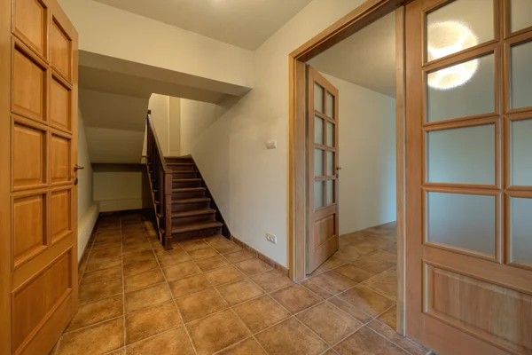 Drewniane drzwi i schody w nowym domu — Zdjęcie stockowe