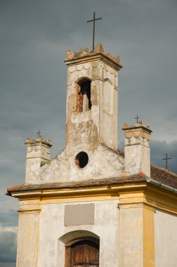 küçük yıkık kilise