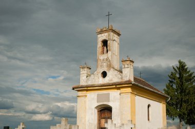 küçük yıkık kilise