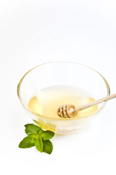 Composición con plato de miel y palo aislado sobre blanco — Foto de Stock