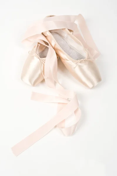 Пара ніжних рожевих балетних туфельок — стокове фото