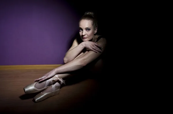 Балерина жінка в студії — стокове фото