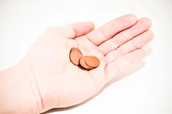 Ręka trzyma kilka monet. pojęcie ubóstwa. — Zdjęcie stockowe