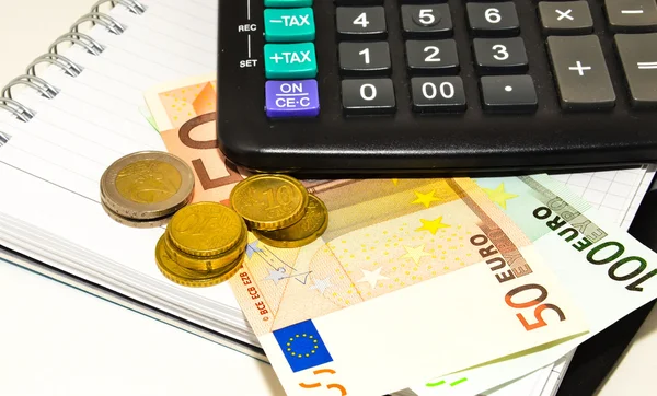Hesap makinesi, euro sikke ve banknot — Stok fotoğraf