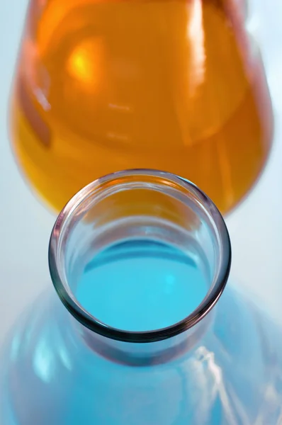 液体の色と 2 つのフラスコ — ストック写真