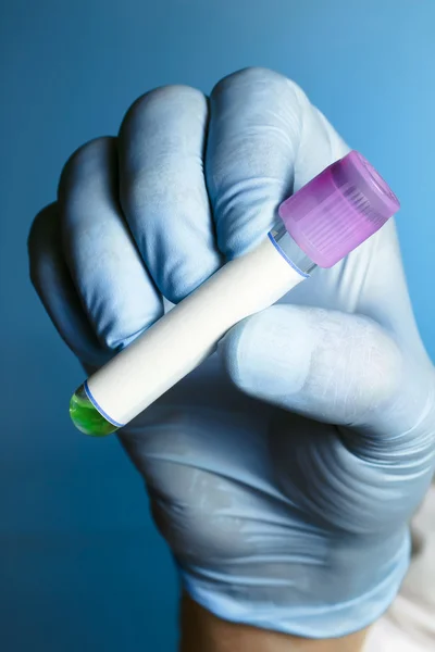 Enfermera sosteniendo un tubo con una etiqueta blanca — Foto de Stock