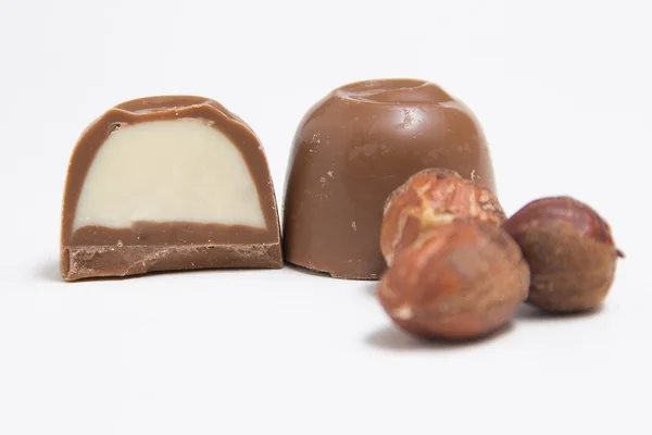 Chocolates e avelãs — Fotografia de Stock