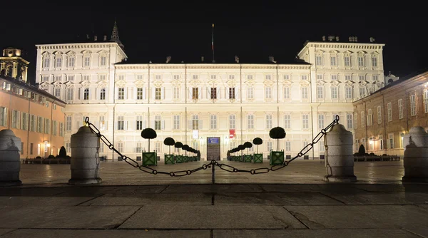 Палаццо Реале в Турине в ночное время — стоковое фото