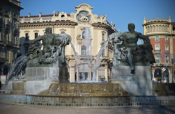 น้ําพุใน Piazza Solferino, Turin, อิตาลี — ภาพถ่ายสต็อก