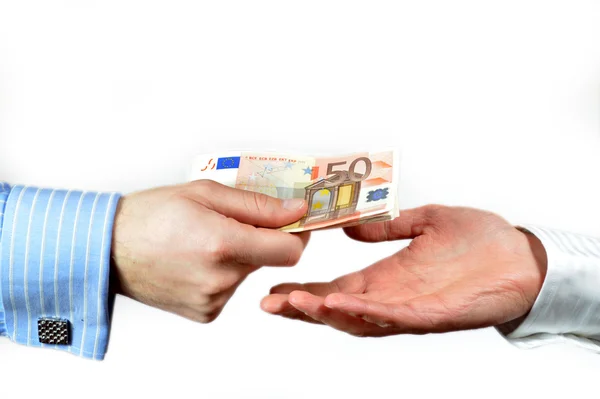 Hand geven 50 euro factuur aan een andere hand — Stockfoto
