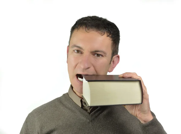 Guy kousání velkou knihu — Stock fotografie