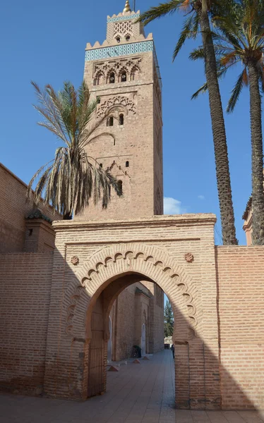 Мечеть и минарет в Марракеше, Марокко — стоковое фото