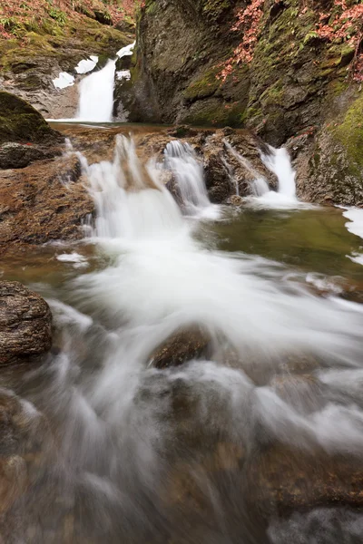 Pequeña cascada en invierno — Foto de Stock