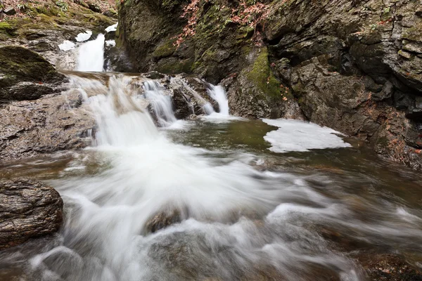 Piccola cascata in inverno — Foto Stock