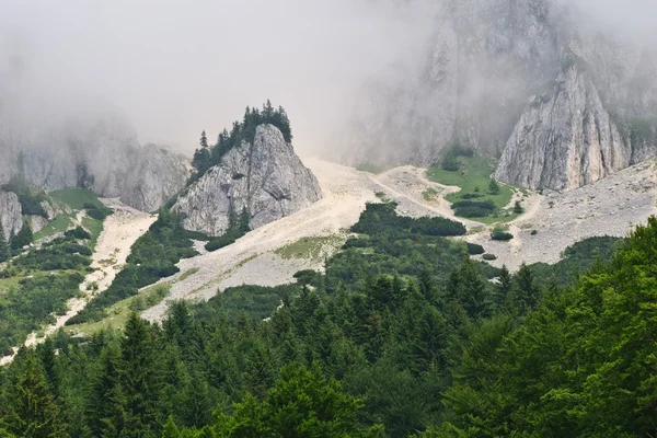 Montanhas com nevoeiro — Fotografia de Stock