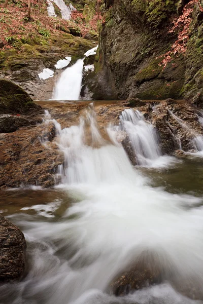 Liten vattenfall på vintern — Stockfoto