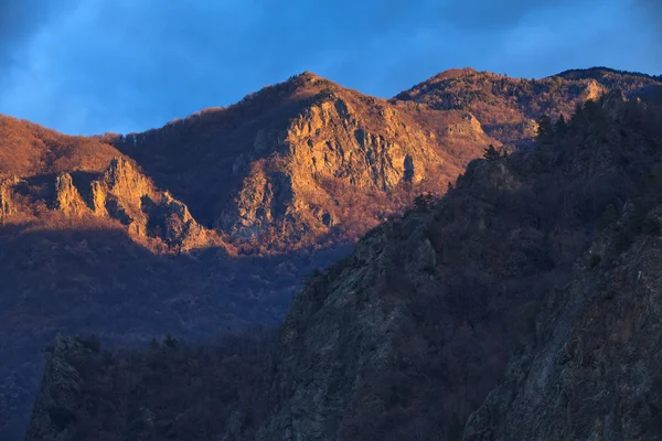 Lever de soleil sur une pente de montagne — Photo