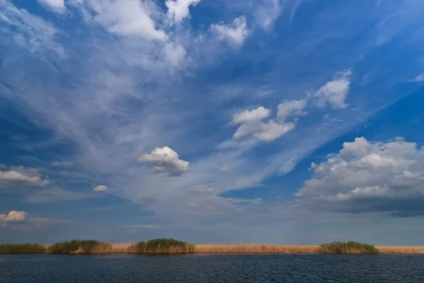Nubes sobre el lago —  Fotos de Stock