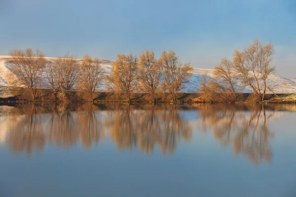 Reflektioner på sjön — Stockfoto