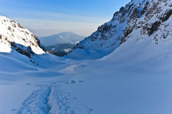 Valle de la montaña de invierno, Montañas Bucegi, Rumania —  Fotos de Stock