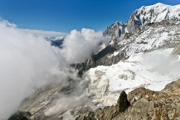 Mont Blanc - l 'Aiguille du Midi — стоковое фото