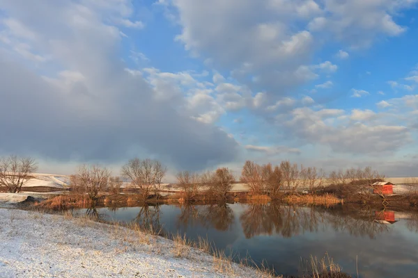 Озеро и облака зимой — стоковое фото