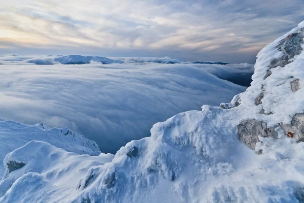 Zonsondergang over de bergen en de wolken in de winter — Stockfoto