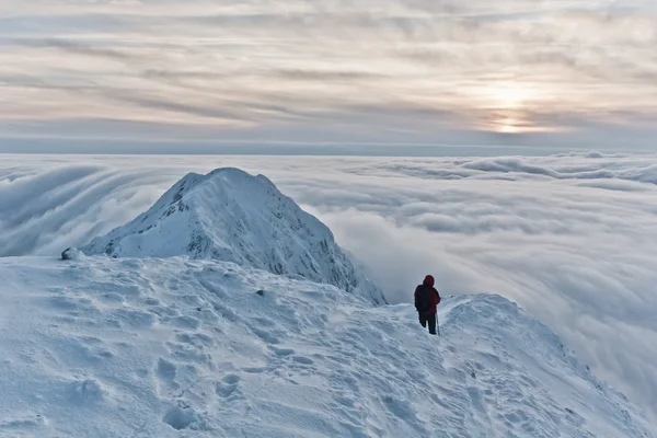 Восхождение на гору зимой — стоковое фото