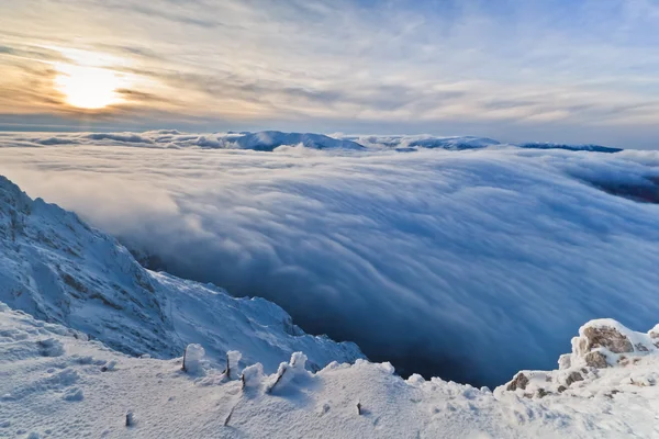 冬の雲、山に沈む夕日 — ストック写真