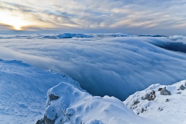 Захід сонця над горами і хмарами взимку — стокове фото
