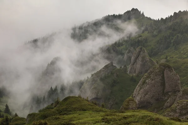 Bergen en wolken — Stockfoto