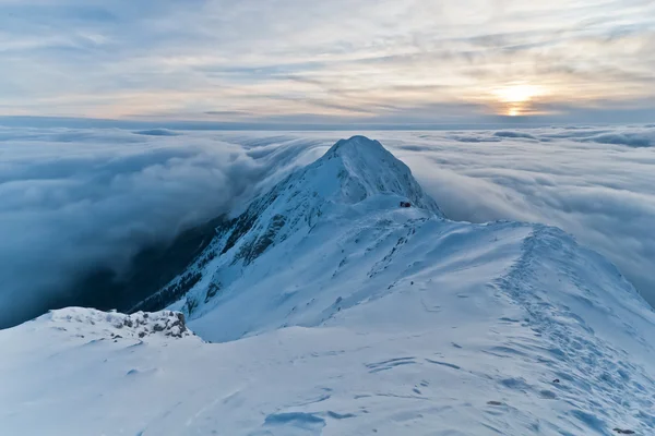 Solnedgång över bergen och moln på vintern — Stockfoto