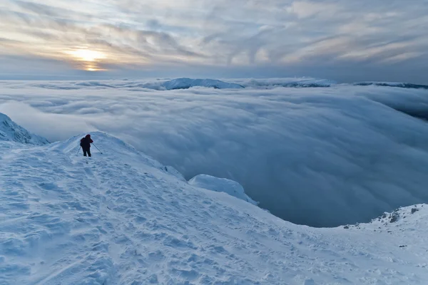 Kışın dağ tırmanışı — Stok fotoğraf